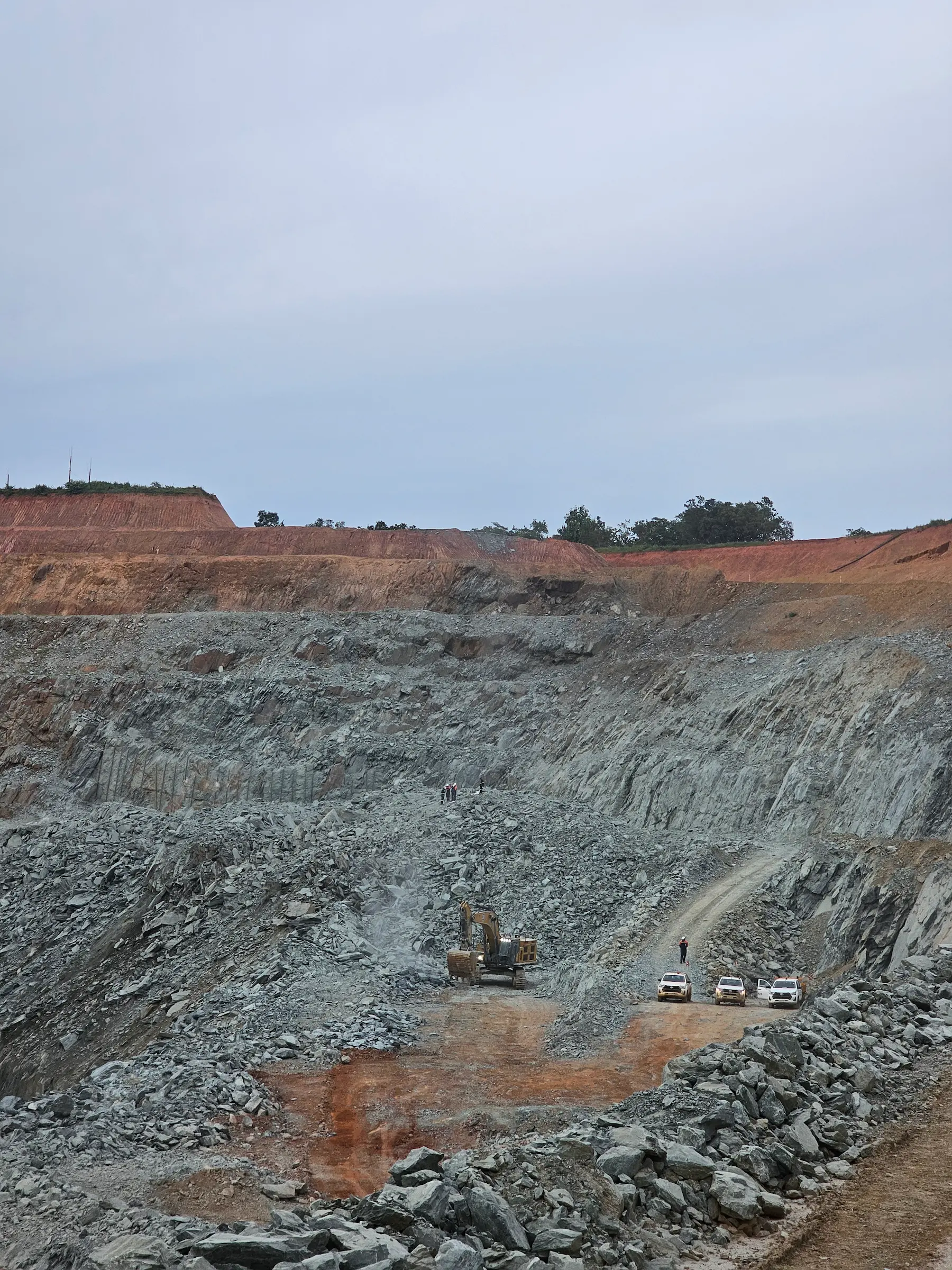 Canteiro de obras com escavadeiras